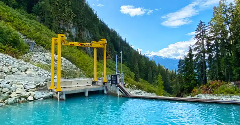 Une grue Kundel suspendue installée sur une montagne